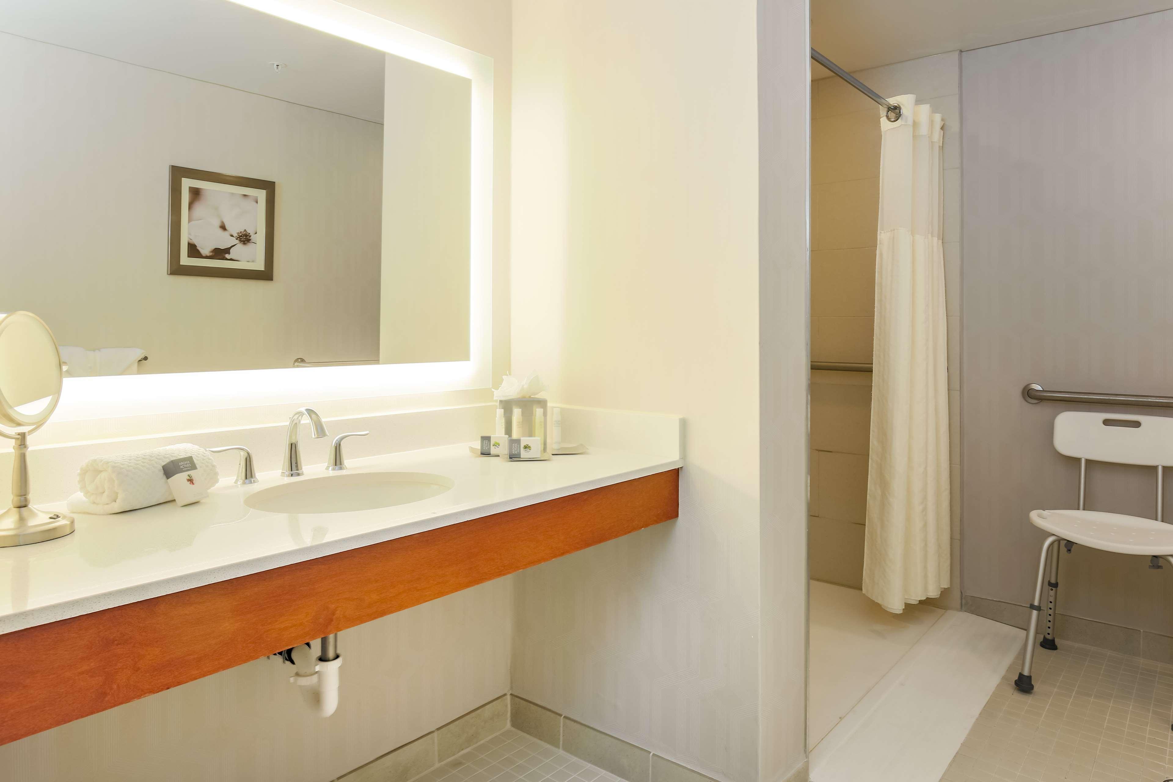 Отель Doubletree By Hilton Atlanta Airport Колледж Парк Экстерьер фото