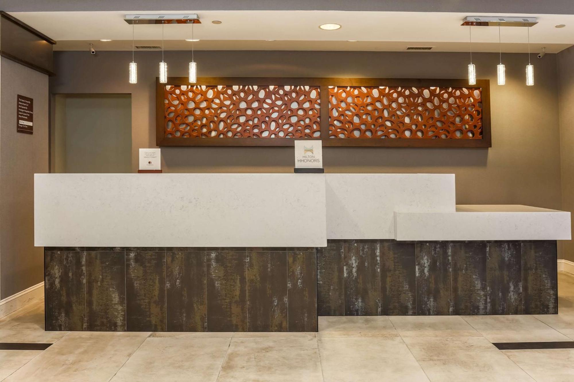 Отель Doubletree By Hilton Atlanta Airport Экстерьер фото